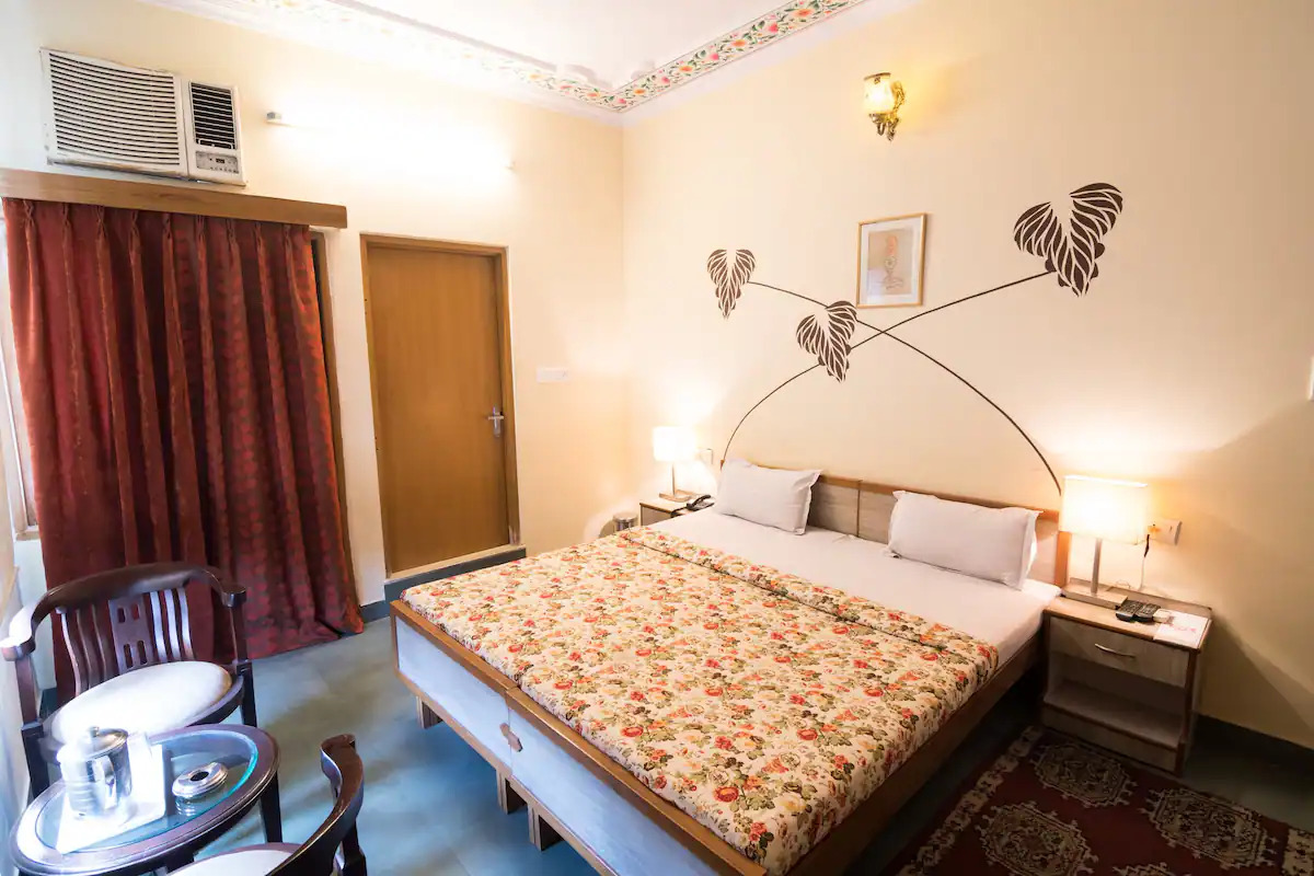 AC Deluxe Double Room in a bungalow --Delhi